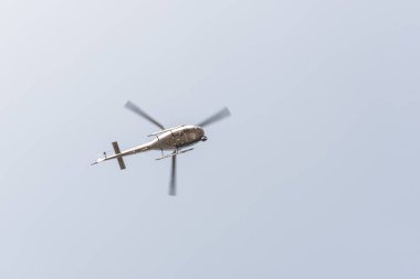 Istanbul, Türkiye'de mavi gökyüzünde uçan helikopter