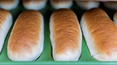 Taze pişmiş beyaz buğday ekmek ekmek raflara Satılık ekran için.