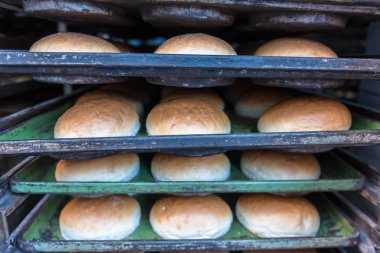 Taze pişmiş beyaz buğday ekmek ekmek raflara Satılık ekran için.