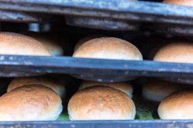 Taze pişmiş beyaz buğday ekmek ekmek raflara Satılık ekran için.