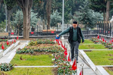 Kimliği belirsiz Edirnekapı Şehit Mezarlığı, Edirnekapı eyüp ilçe Istanbul ilinin, Turkey.22 Ocak 2017 Mahallesi'nde bulunan bir mezarlık çiçekleri sular