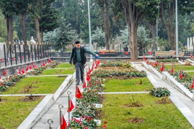Kimliği belirsiz Edirnekapı Şehit Mezarlığı, Edirnekapı eyüp ilçe Istanbul ilinin, Turkey.22 Ocak 2017 Mahallesi'nde bulunan bir mezarlık çiçekleri sular