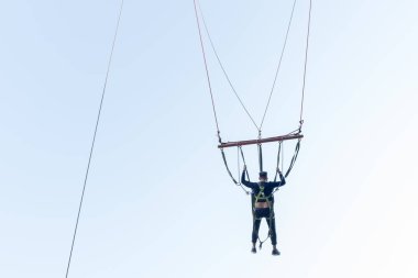 Kimliği belirsiz adam eğlenceli, Maşukiye, yerli halk ve turistler için popüler bir hedef için bir makinede sallanan. Kocaeli.Turkey.22 Ekim, 2017