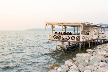 Kimliği belirsiz kişi Sapanca Gölü, popüler bir hedef yerli halk ve turistler için vakit. Kocaeli.Turkey.22 Ekim, 2017