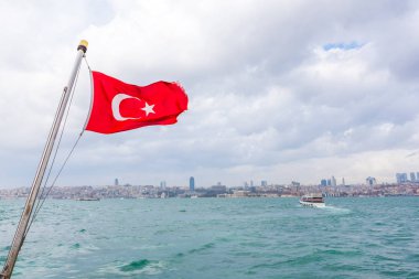 Boğaz, sahil ve deniz defne feribot ile Türk bayrakları sallayarak Ocak 2018 Istanbul,Turkey.03 mavi gökyüzünde karşı gelen görünümü