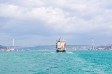 Büyük kargo gemi tanker veya kapsayıcı 15 Temmuz şehit boğaz kanalda, Istanbul, Turkey.03 Ocak 2018 köprü altında geçer