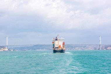 Büyük kargo gemi tanker veya kapsayıcı 15 Temmuz şehit boğaz kanalda, Istanbul, Turkey.03 Ocak 2018 köprü altında geçer