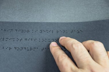 Üstten görünüm kör insanlar için braille alfabesi ile yazılmış bir kitap okuma kör birine el. Alanı düzenlemek için kopyalayın. Istanbul,Turkey.10 Şubat 2017