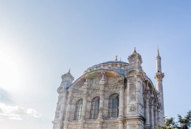 Ortaköy Camii dış görünümünü yakınındaki Boğaziçi, Istanbul, Türkiye.