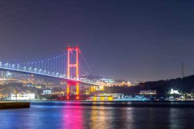 Gece görünümü 15 Temmuz şehit köprü ya da gayri resmi olarak Boğaziçi Köprüsü olarak da adlandırılır ilk köprü boğaz Istanbul,Turkey.03 Ocak 2018