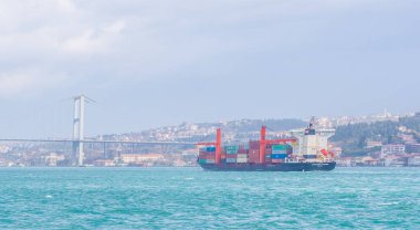 Büyük kargo gemi tanker veya kapsayıcı 15 Temmuz şehit boğaz kanalda, Istanbul, Turkey.03 Ocak 2018 köprü altında geçer