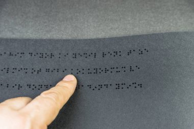 Üstten görünüm kör insanlar için braille alfabesi ile yazılmış bir kitap okuma kör birine el. Alanı düzenlemek için kopyalayın. Istanbul,Turkey.10 Şubat 2017