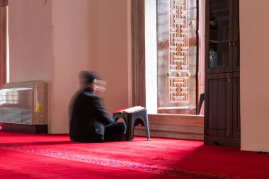Çekim hızı yavaş: tanımlanamayan Müslüman erkek okur Kur'an Valide-i Cedid Camii, yer Uskudar,Istanbul,Turkey.03 Ocak 2018