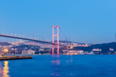 Gece görünümü 15 Temmuz şehit köprü ya da gayri resmi olarak Boğaziçi Köprüsü olarak da adlandırılır ilk köprü boğaz Istanbul,Turkey.03 Ocak 2018