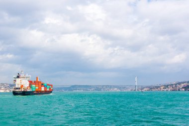 Büyük kargo gemi tanker veya kapsayıcı 15 Temmuz şehit boğaz kanalda, Istanbul, Turkey.03 Ocak 2018 köprü altında geçer