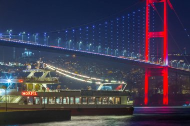 Gece görünümü 15 Temmuz şehit köprü ya da gayri resmi olarak Boğaziçi Köprüsü olarak da adlandırılır ilk köprü boğaz Istanbul,Turkey.03 Ocak 2018