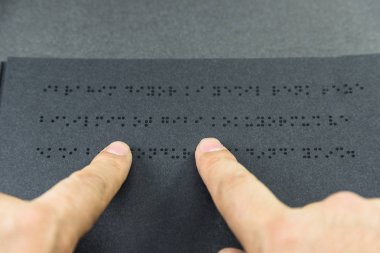 Üstten görünüm kör insanlar için braille alfabesi ile yazılmış bir kitap okuma kör birine el. Alanı düzenlemek için kopyalayın. Istanbul,Turkey.10 Şubat 2017