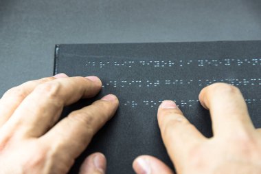 Üstten görünüm kör insanlar için braille alfabesi ile yazılmış bir kitap okuma kör birine el. Alanı düzenlemek için kopyalayın. Istanbul,Turkey.10 Şubat 2017