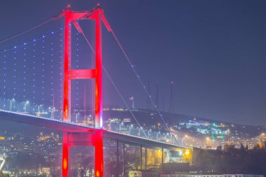 Gece görünümü 15 Temmuz şehit köprü ya da gayri resmi olarak Boğaziçi Köprüsü olarak da adlandırılır ilk köprü boğaz Istanbul,Turkey.03 Ocak 2018