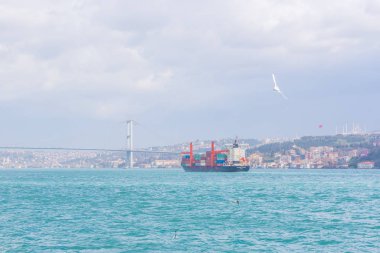 Büyük kargo gemi tanker veya kapsayıcı geçer 
