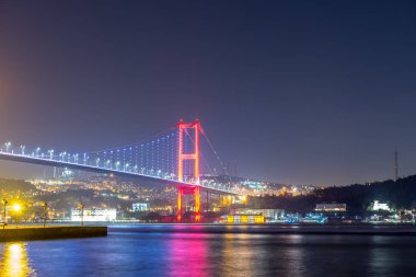 Gece görünümü 15 Temmuz şehit köprü ya da gayri resmi olarak Boğaziçi Köprüsü olarak da adlandırılır ilk köprü boğaz Istanbul,Turkey.03 Ocak 2018