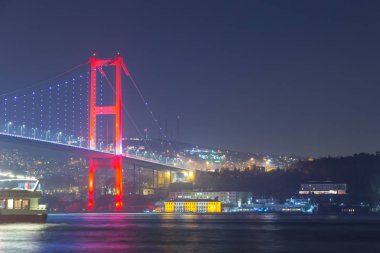 Gece görünümü 15 Temmuz şehit köprü ya da gayri resmi olarak Boğaziçi Köprüsü olarak da adlandırılır ilk köprü boğaz Istanbul,Turkey.03 Ocak 2018