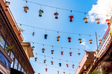 Istanbul, Türkiye'de Sultanahmet semtinde mavi gökyüzü üzerinde birçok dekorasyon kuş yuva havadan görünümü.