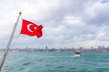 Boğaz, sahil ve deniz defne feribot ile Türk bayrakları sallayarak Ocak 2018 Istanbul,Turkey.03 mavi gökyüzünde karşı gelen görünümü