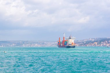 Büyük kargo gemi tanker veya kapsayıcı 15 Temmuz şehit boğaz kanalda, Istanbul, Turkey.03 Ocak 2018 köprü altında geçer