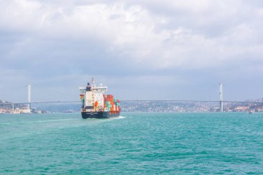 Büyük kargo gemi tanker veya kapsayıcı 15 Temmuz şehit boğaz kanalda, Istanbul, Turkey.03 Ocak 2018 köprü altında geçer