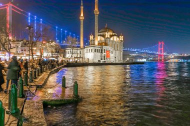 Ortaköy Camii with15 Temmuz şehit köprü veya gayri resmi olarak Boğaziçi Köprüsü dış görünümünü de ilk köprü boğaz Istanbul,Turkey.03 Ocak 2018 denir