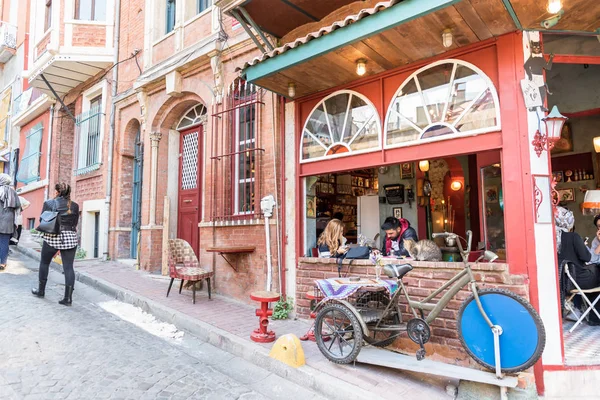 Kimliği Belirsiz Kişi Yürüyüş Balat Street Istanbul Turkey Ekim 2017 — Stok fotoğraf