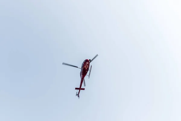 Hubschrauber Fliegt Den Blauen Himmel Istanbul Türkei — Stockfoto