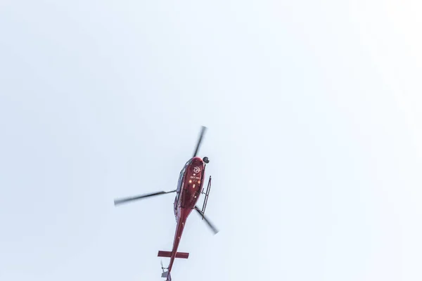 Helikopter Repül Kék Égen Isztambul Törökország — Stock Fotó
