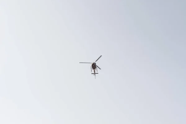 Hubschrauber Fliegt Den Blauen Himmel Istanbul Türkei — Stockfoto