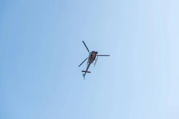 Hubschrauber Fliegt Den Blauen Himmel Istanbul Türkei — Stockfoto