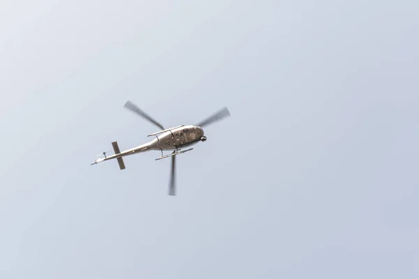 Hubschrauber Fliegt Den Blauen Himmel Istanbul Türkei — Stockfoto