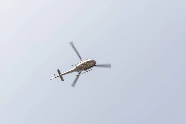 Helikopter Repül Kék Égen Isztambul Törökország — Stock Fotó