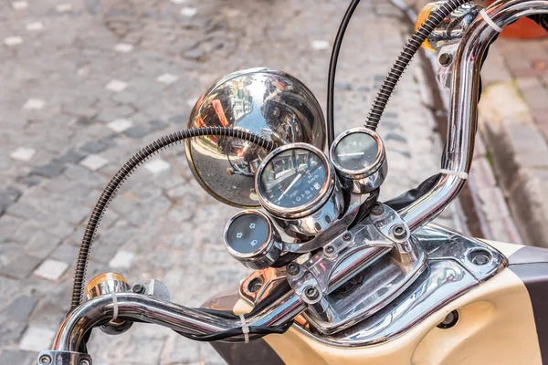 Närbild Klassisk Motorcykel Skinande Styret Och Chrome Motorcykel Hastighetsmätare Gata — Stockfoto