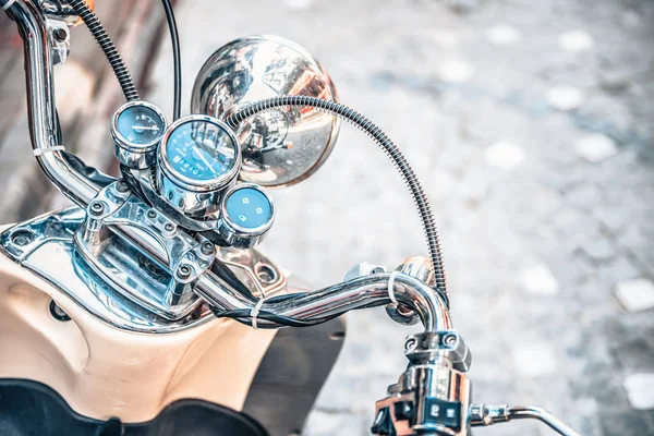 古典的なオートバイ シニー ハンドルバーとクローム オートバイ スピード メーター通りのクローズ アップ — ストック写真