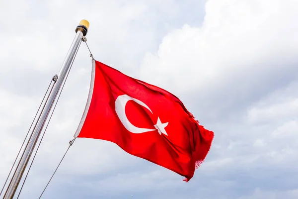 Drapelul Turc Flutură Împotriva Cerului Albastru Din Istanbul Turcia — Fotografie, imagine de stoc