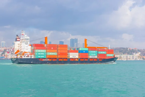Büyük kargo gemi tanker veya kapsayıcı 15 Temmuz şehit boğaz kanalda, Istanbul, Turkey.03 Ocak 2018 köprü altında geçer
