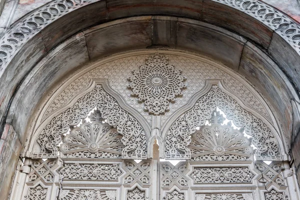 Exterior view of Ciragan Palace door in Besiktas,Istanbul — Stock Photo, Image