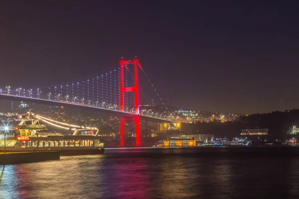 Vista nocturna del puente de los mártires del 15 de julio — Foto de Stock