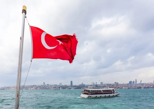 Boğaz Sahil Deniz Defne Feribot Ile Türk Bayrakları Sallayarak Ocak — Stok fotoğraf