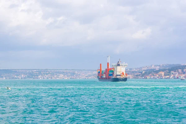 Enorme Buque Carga Petrolero Contenedor Pasa Bajo Julio Mártires Puente — Foto de Stock