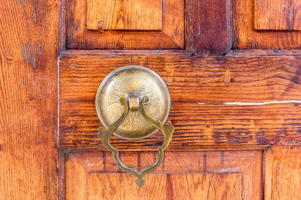 Porta Velha Com Uma Alça Cobre Mesquita Valide Cedid Localizada — Fotografia de Stock