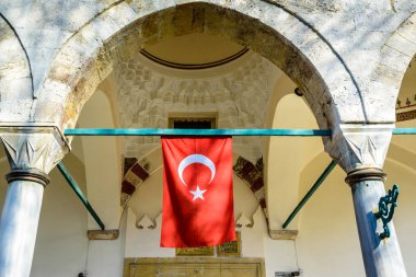 Küçük Ayasofya'nın dış görünümü ile asılı Türk bayrağı 527-536 içinde Aziz Sergius kilise olarak inşa ve Bacchus ve bir camiye dönüştürülmüştür. Istanbul, Türkiye - 9 Nisan 2017 