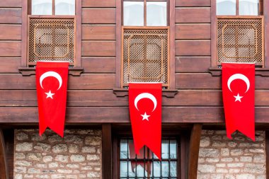 Ahşap ev duvarda üç Türk bayrağını. Türk bayrağı kavramı