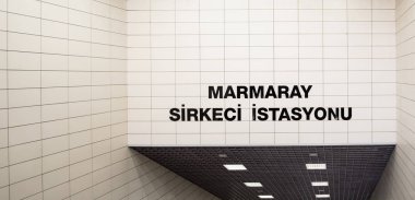 Tabela girişine Marmaray Sirkeci Tren İstasyonu Istanbul, Türkiye.